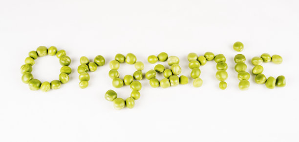 白色背景上的绿豌豆图片下载