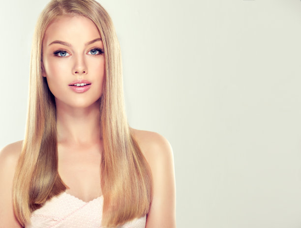 年轻迷人的女孩模特，漂亮，闪亮，直发，金发。素材图片