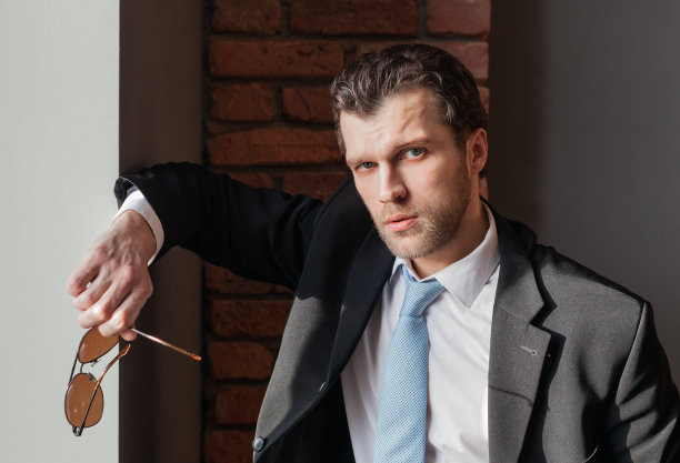 阴沉的商人看着相机图片下载