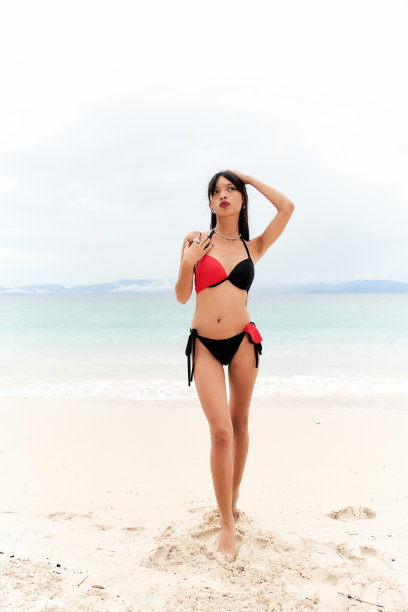 美丽的女人摆姿势-手在头发和肩膀图片下载