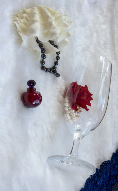 图白色双壳贝壳棺材和手镯的黑色珍珠在白色毛皮图片下载