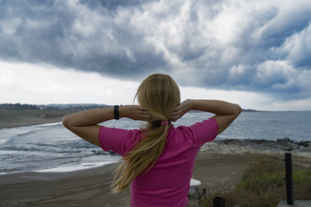 沙滩上举手的女孩图片下载