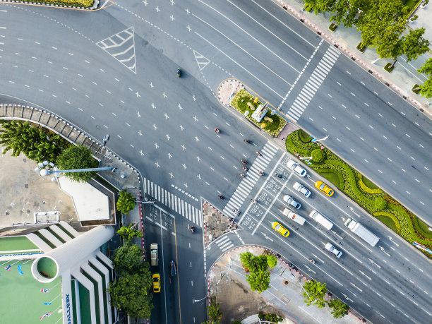 俯视图曼谷市在红绿灯，汽车和摩托车停在标志附近的人行横道线。交叉点的空中方向照片是由无人机在高空拍摄的图片下载