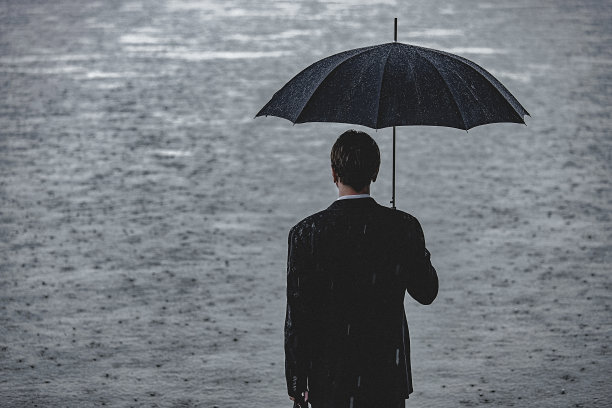 雨中的男人图片下载