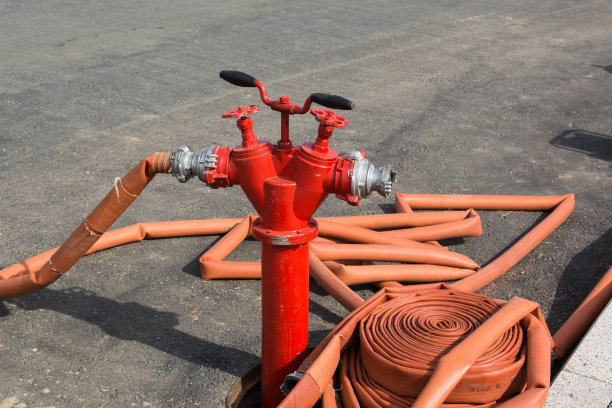消防栓与消防软管相连。图片下载