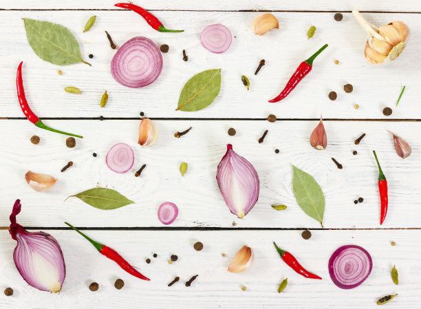 各种香料的木制背景。图片下载