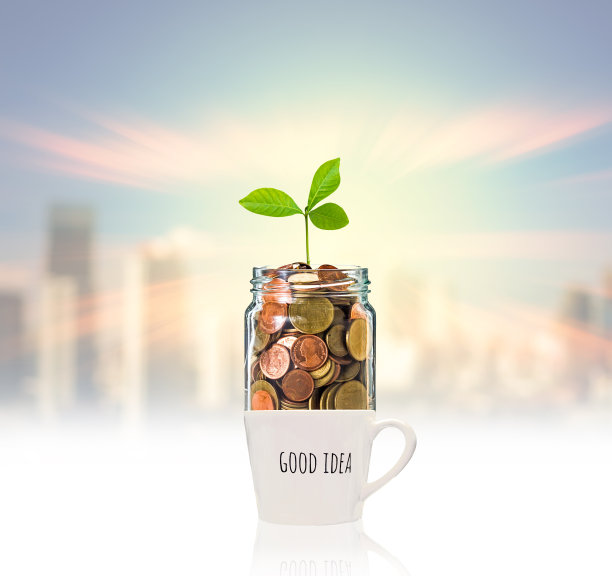 金币和种子放在透明的瓶子上，用文字遮住玻璃，好主意就照片上模糊的城市景观背景，商业投资增长的概念图片下载