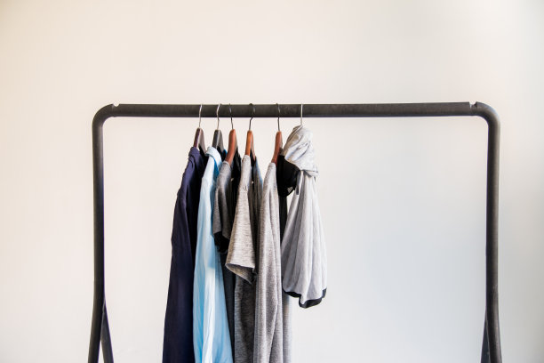 移动衣架上的衣服在白色的背景图片下载