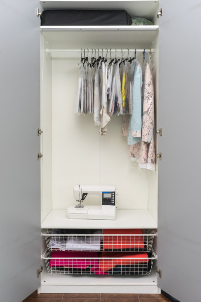 裁缝的衣柜里有缝纫机和纸样。图片下载