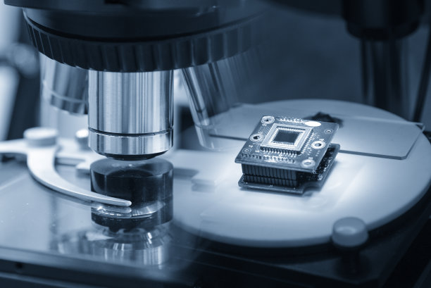 显微镜和微芯片的抽象场景。图片下载