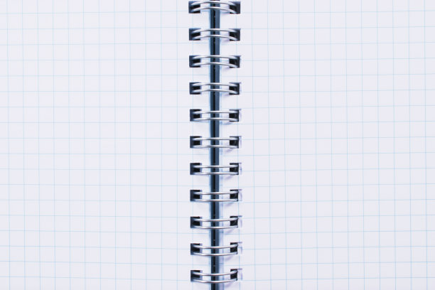 接近空白的螺旋笔记本。纸张背景与复制空间图片下载