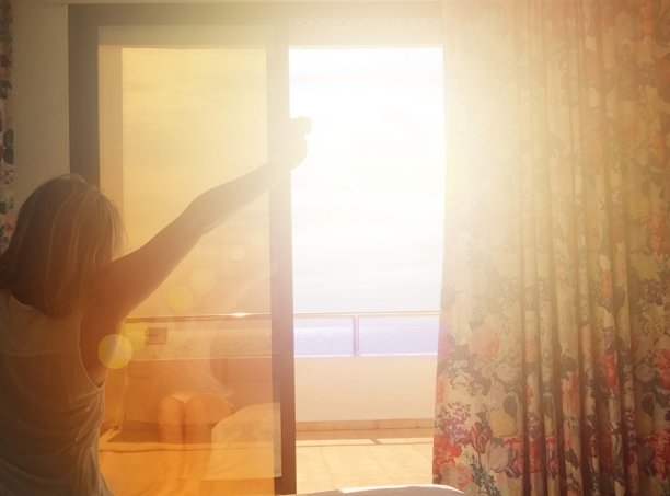 女人醒来后在床上伸懒腰素材图片