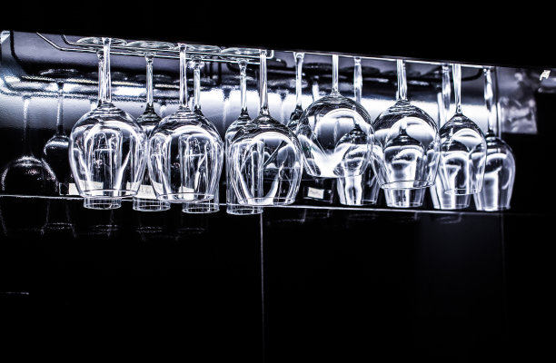 深色背景上的酒杯图片下载