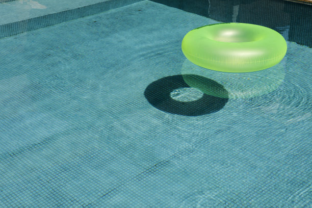 水池上的绿色漂浮环图片下载