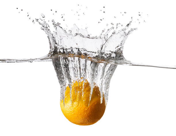 一个橙子掉落到清新的水里图片下载