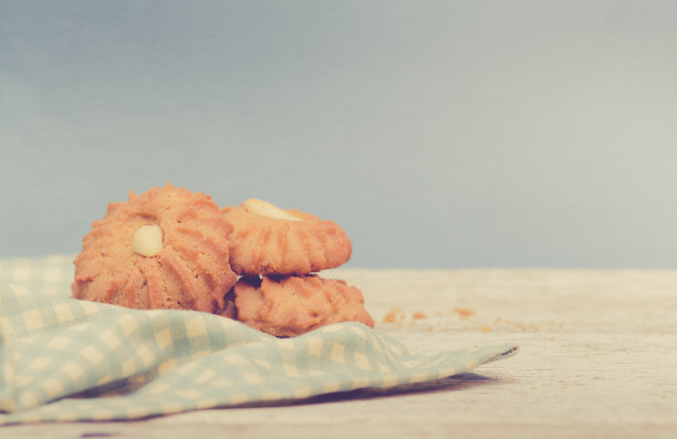 桌上的坚果饼干，复古色调的形象图片下载