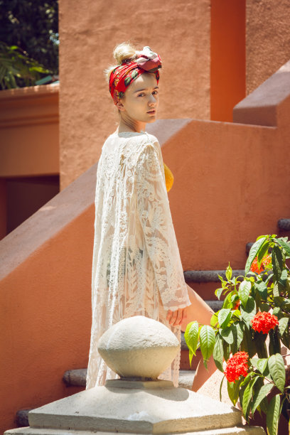 阳台上的美女图片下载