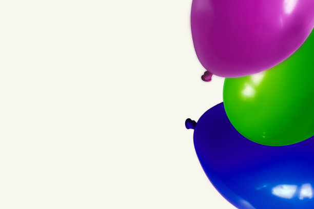 3个彩色气球的白色背景图片下载