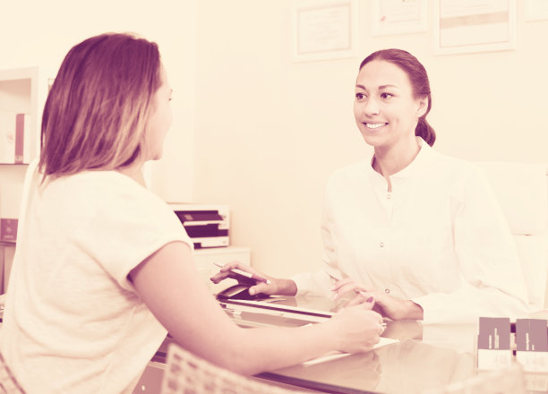 美容医学中心的访客咨询医生图片下载