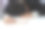 近距离的手商人与药丸在办公桌上的工作空间。失效工作概念图片下载