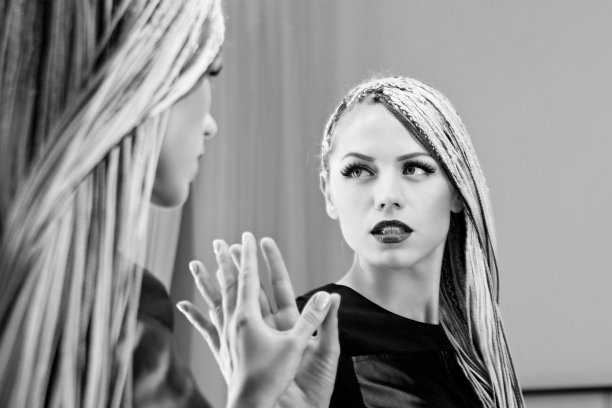 漂亮女人坐在镜子旁边图片下载