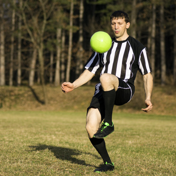 练习足球运动员图片下载