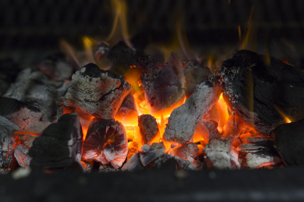 在木炭炉子图片下载