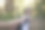 两个徒步旅行者在大自然中牵手渡过小溪图片下载