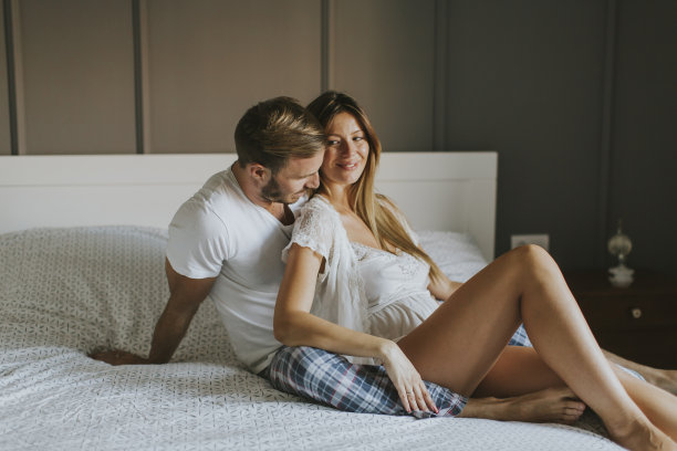 一对恩爱的情侣在房间的床上接吻图片下载