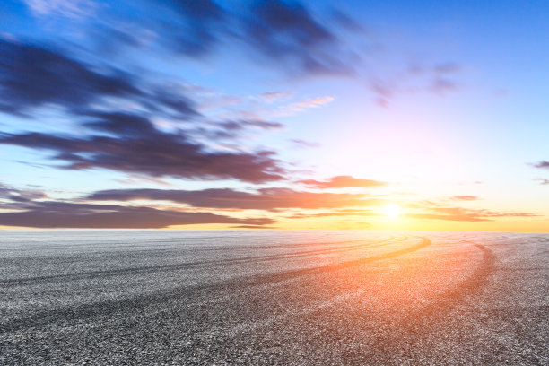 美丽的天空云和柏油路景观图片下载