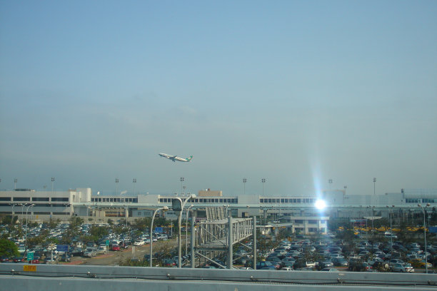 飞机在机场起飞图片下载