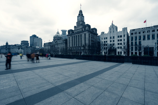 上海海关大楼行人模糊动作图片下载