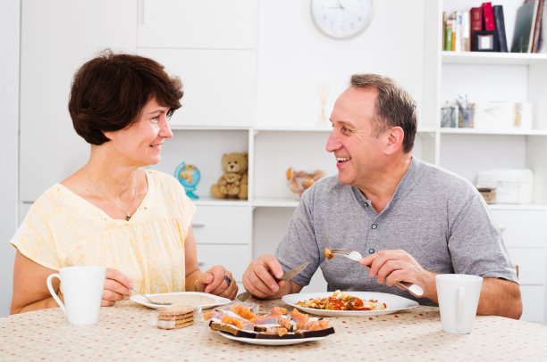愉快的老年夫妇正在吃午饭图片下载