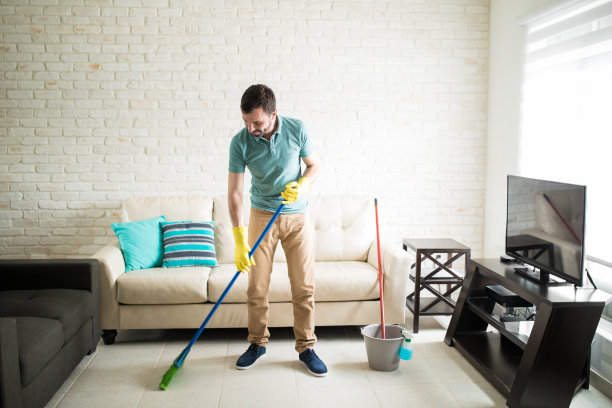 独立的男人打扫房子图片下载