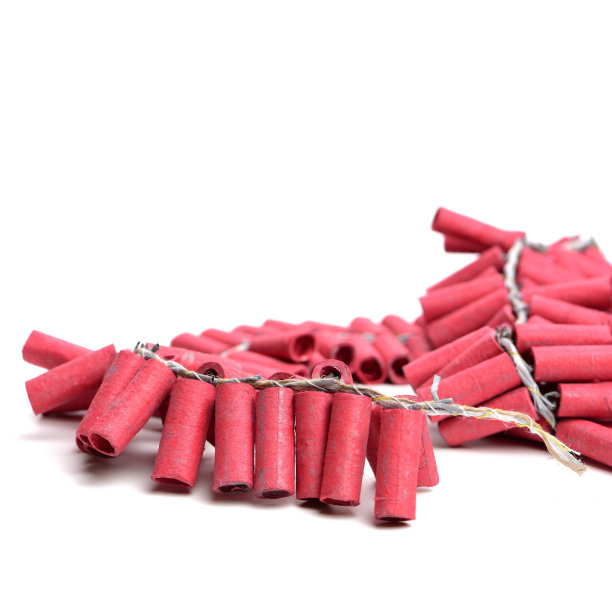 红色爆竹串孤立在白色背景。爆竹图片下载