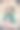 女人站在美丽的秋天公园里图片下载