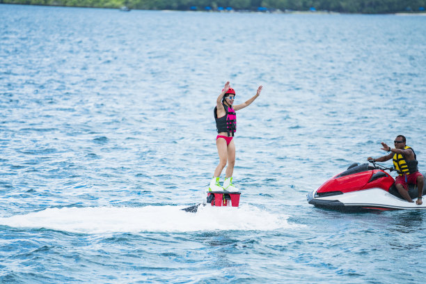 在关岛度假村，女子挑战飞板图片下载