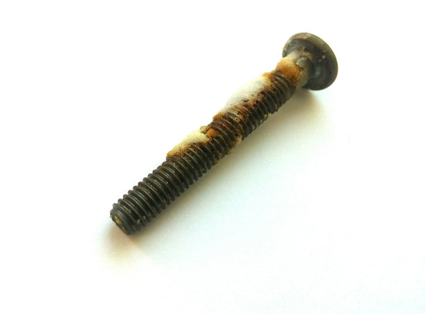 白色背景上的螺栓/螺钉生锈图片下载