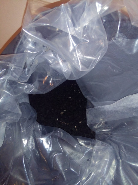 聚乙烯袋里的黑色橡胶屑图片下载