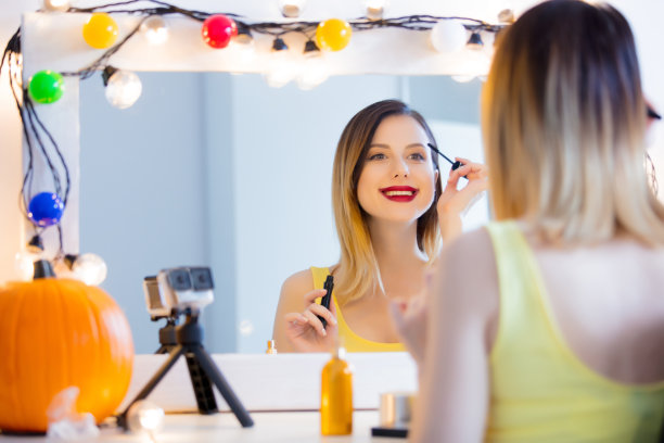 女博主在镜头前化妆图片下载