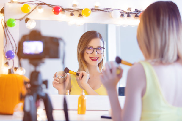 女博主在镜头前化妆图片下载