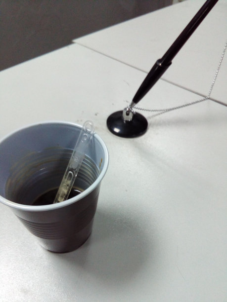 塑料杯里的喝过的咖啡，链上的圆珠笔图片下载