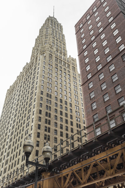 带有高架轨道的经典建筑的向上角度图片下载