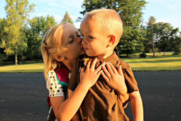 兄弟姐妹之间的深情道别图片下载