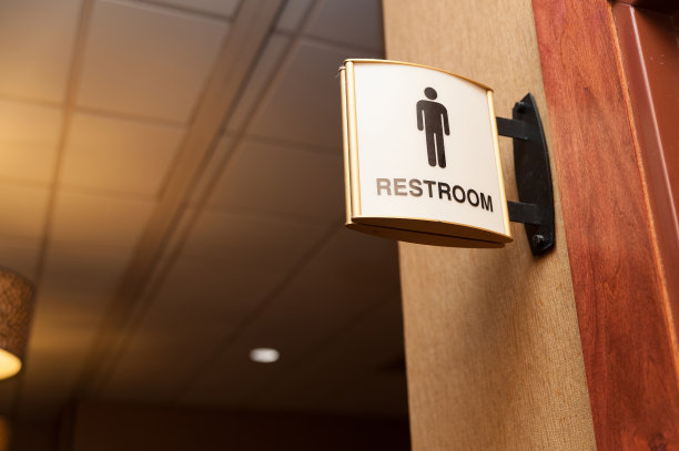 公共男子厕所标志的特写图像图片下载