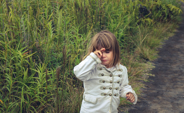 野外的女孩图片下载