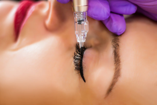 永久化妆的眼线程序，适用于年轻女孩在美容工作室，近距离图片下载