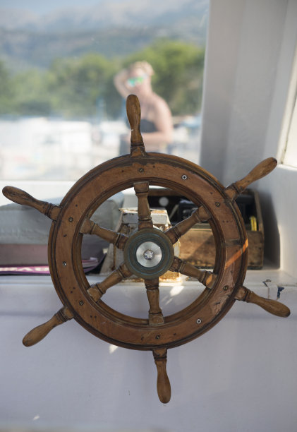 近景一艘海上船只的舵轮图片下载