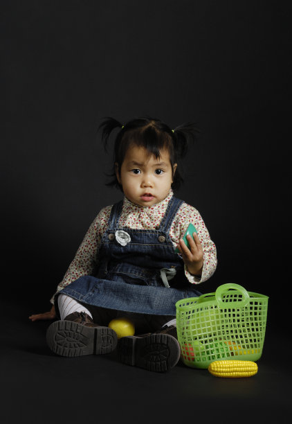 一个黑色背景的中国女孩的肖像图片下载