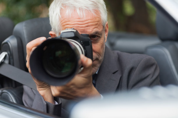 狗仔队用他的专业相机拍照图片下载